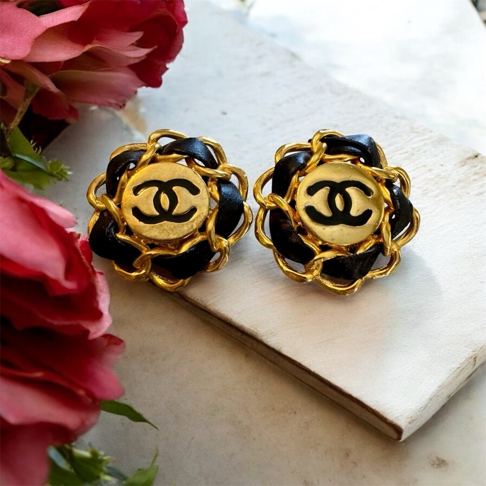 Chameau Et Chameau CHANEL Vintage 90s CC Logo Lamb Leather Woven Chain Earrings
